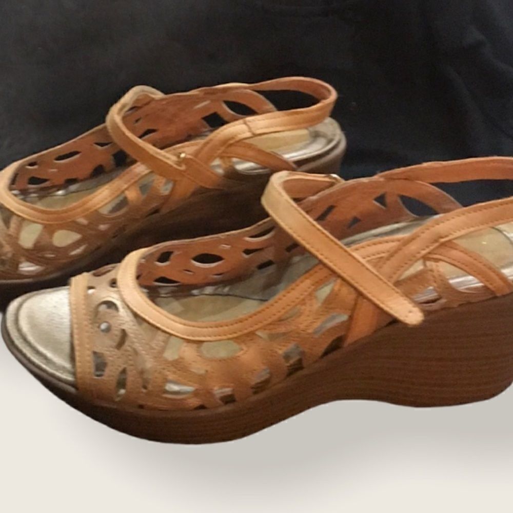 Naot Champagne Deluxe Wedge Sandals!